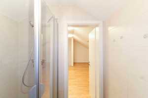 Unverbauter Blick & sofort bezugsfrei! Hochmoderne Doppelhaushälfte in Massivbauweise mit PV-Anlage! – Ebersberg (Kreis) – Vorschaubild 9