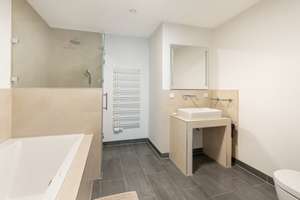 Urbaner Loft-Charakter am Wasser – architekturpreisgekröntes Wohnen im Osthafen – 60314 Ostend, Frankfurt am Main – Vorschaubild 9