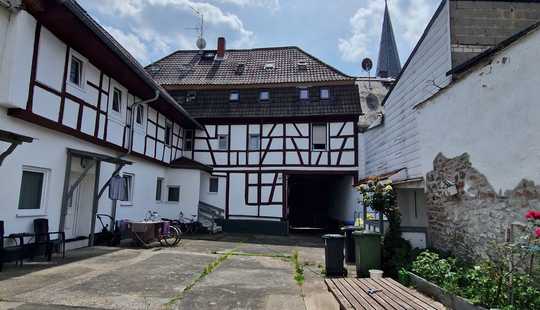 Bild von 6,4% Rendite: Lukratives 11-Parteien- Mehrfamilienhaus mit großem Hof und 2 Garagen