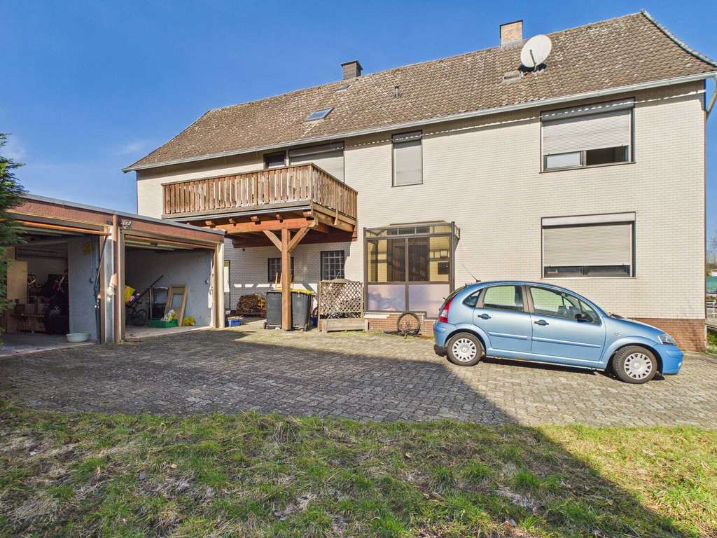 Immobilie in Lamspringe - Handwerkerobjekt mit drei Garagen und Balkon – mit Raum für neue Ideen - Bild 0