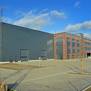 Moderne Produktionshalle mit angrenzenden Büroflächen