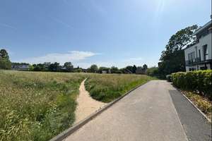Wohnen 
auf hohem Niveau
Stilvolle Eigentumswohnung
mit großzügigem Garten 
in  D-Unterbach – Die vollständige Adresse der Immobilie erhältst du vom Anbieter., 40627 Unterbach, Düsseldorf – Vorschaubild 29