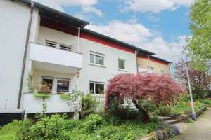 Flexibel nutzbares RMH mit 2–3 Wohneinheiten, Garten, Balkone und zwei Garagen in Feldrandlage – Die vollständige Adresse der Immobilie erhältst du vom Anbieter., 70599 Steckfeld, Stuttgart – Vorschaubild 1
