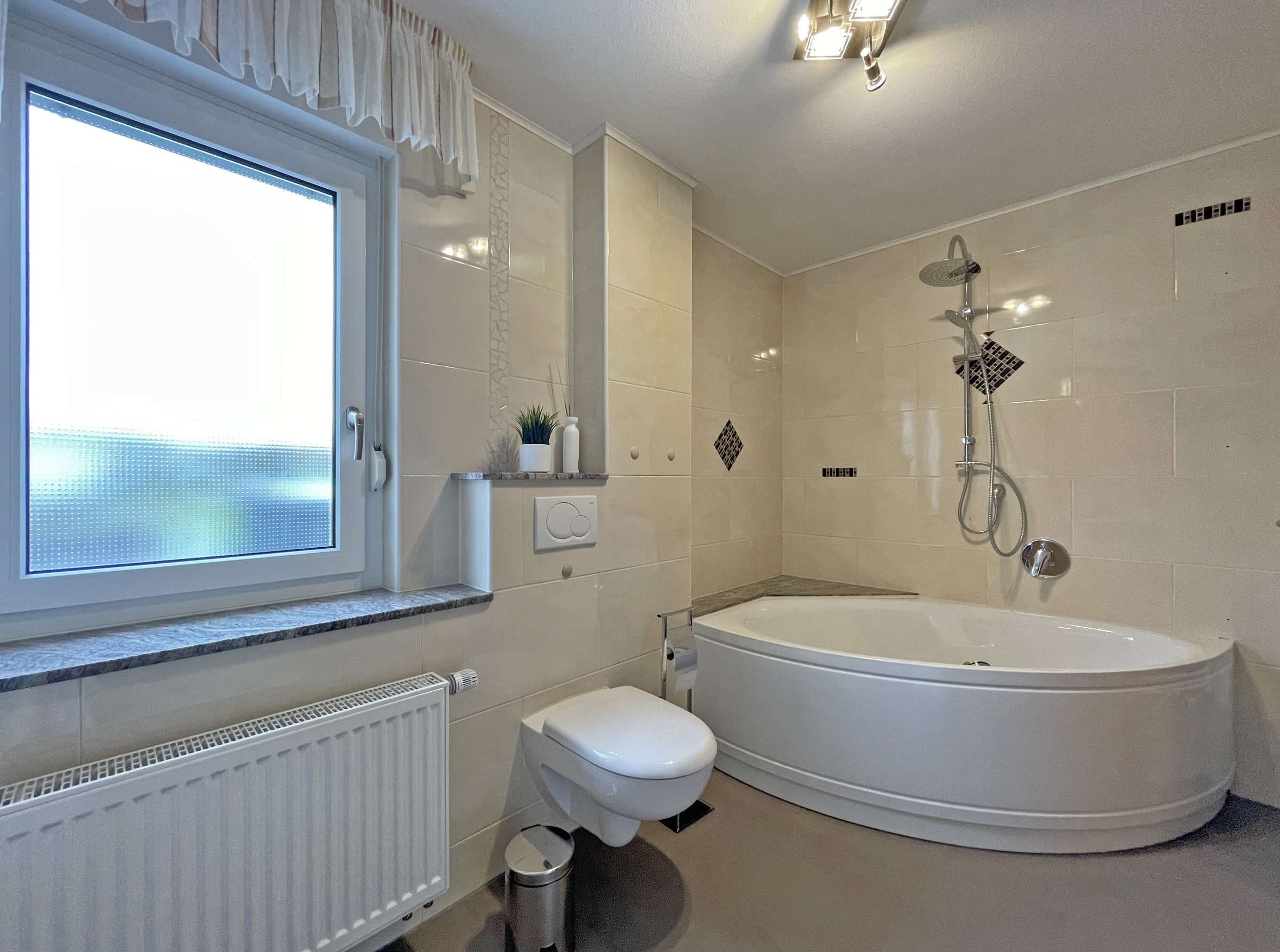 Immobilie in Hosenfeld - EINZIEHEN UND WOHLFÜHLEN – Schmuckes Ein-/Zweifamilienhaus mit großem Grundstück - Bild 3