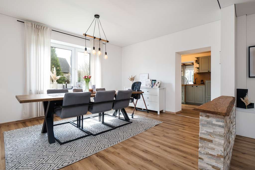 Immobilie in Hüllhorst - Großzügiges renoviertes Ein-/Zweifamilienhaus mit 214 m², Wintergarten & großem Grundstück - Bild 0