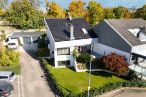 GELEGENHEIT: FAMILIENGLÜCK IN SCHWIEBERDINGEN! Modernisierte DHH mit ELW & vielen Extras! – Die vollständige Adresse der Immobilie erhältst du vom Anbieter., 71701 Schwieberdingen – Vorschaubild 1