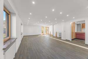 Großes Mehrfamilienhaus, Pool u. Doppelgarage, gepflegt, teilrenoviert – Hochlandstraße 27, 80995 Feldmoching, München – Vorschaubild 2