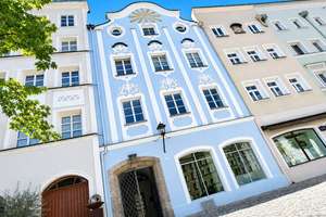 EXKLUSIVE MAISONETTE-WOHNUNG MIT DACHTERRASSE UND SPEKTAKULÄREM BURGBLICK AM STADTPLATZ VON BURGHAUS