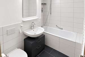Bezugsfertige, energetisch modernisierte 2-Zimmer-Wohnung mit idealem Schnitt, Aufzug & TG – 50825 Neuehrenfeld, Köln – Vorschaubild 4