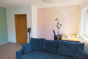 Helle 2‑Zimmer‑Wohnung mit eigenem Garten und zwei Stellplätzen – frei ab 01.09.