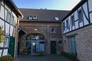 Wohnanlage mit einem restaurierten, denkmalgeschützten Vierkanthof und einem Neubau
