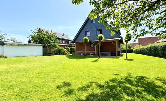 Gepflegtes Zweifamilienhaus mit großem Garten & PV-Anlage