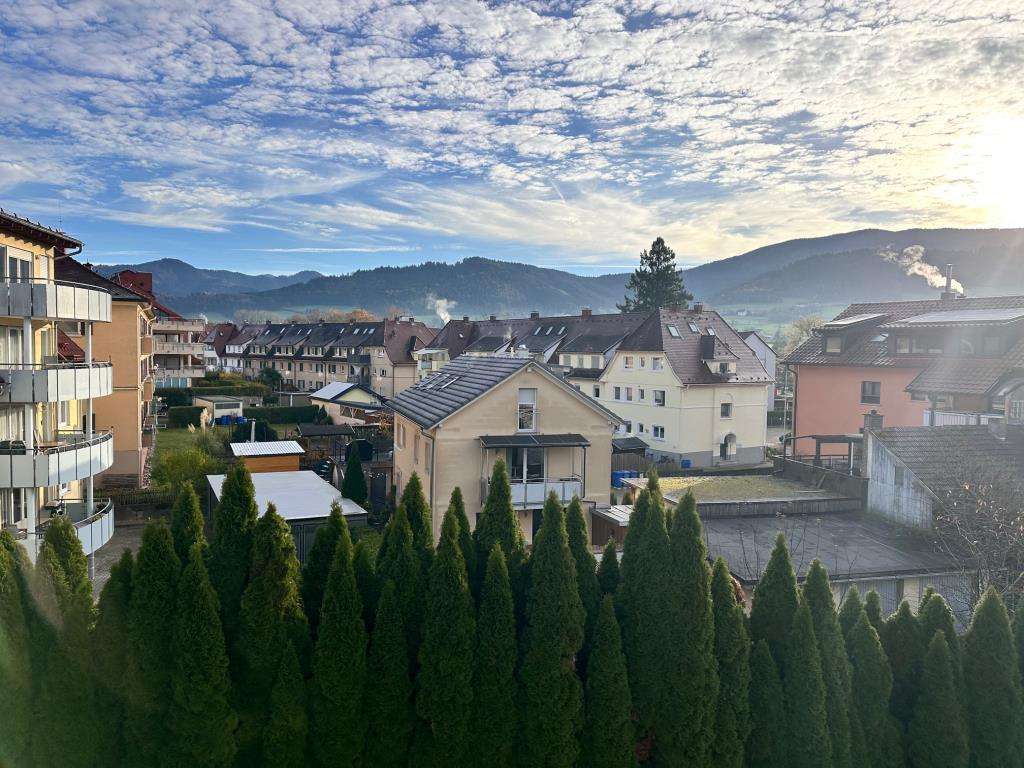 Immobilie in Waldkirch - Helle Dachgeschosswohnung mit tollem Ausblick - Frisch renoviert - Bild 1
