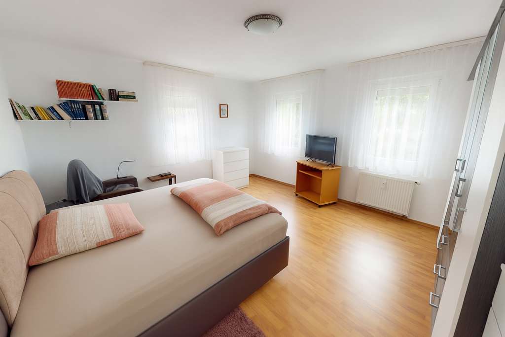 Immobilie in Weilheim an der Teck - Großzügige 3-Zimmer-Wohnung mit Südbalkon – stilvoll wohnen in Altbauvilla in Weilheim/Teck - Bild 1