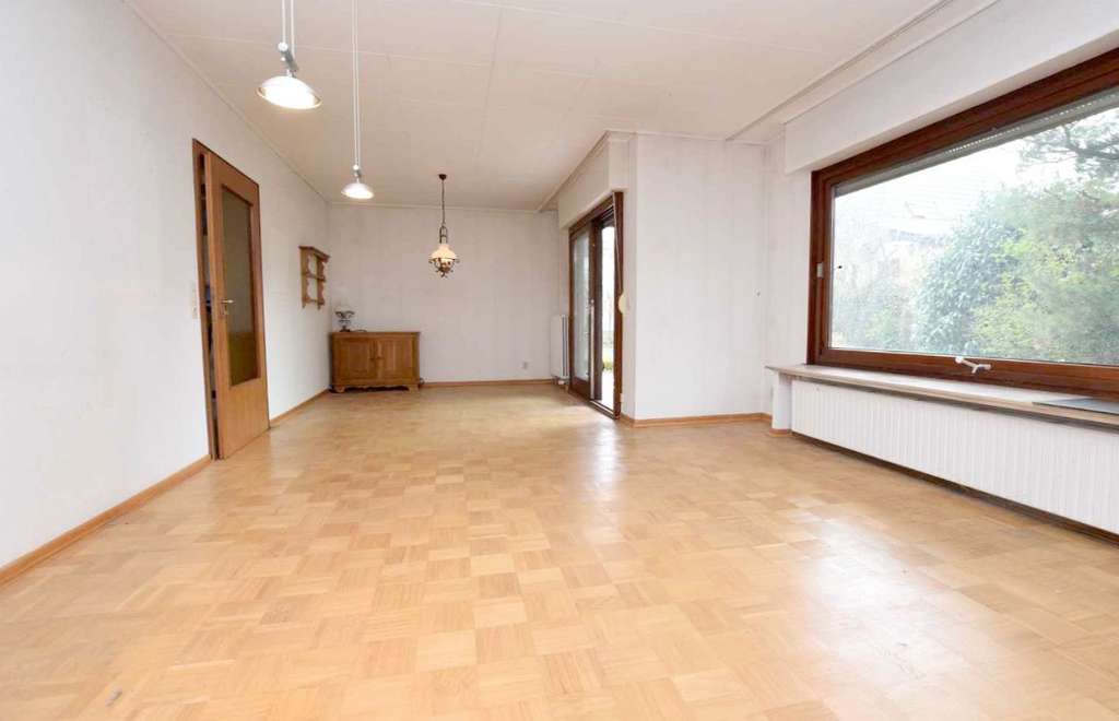 Immobilie in Wolfsburg - Gemütlicher 70er-Jahre-Bungalow zum Modernisieren mit Keller + Garage. - Bild 2