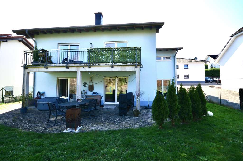 Immobilie in Etschberg - Neuwertiges Einfamilienhaus mit herrlichem Garten direkt am Wald.
 - Bild 1