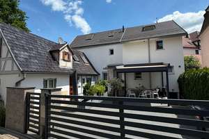 Charmant kernsaniertes Einfamilienhaus mit Nebenhaus und hochwertiger Ausstattung.