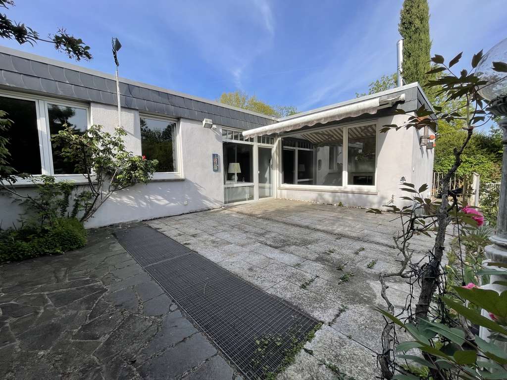 "SONNENVERWÖHNT" Ebenerdiger freist. Winkelbungalow mit Garage, Stellplatz, viel Nutzfläche