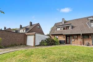 Oberhausen-Buschhausen: Familientraum mit großem Garten und viel Platz zum Entfalten