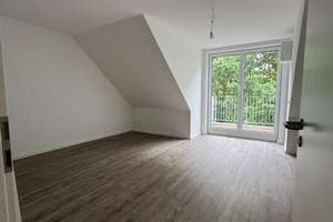 Erstbezug: 3-Zimmer-Dachgeschosswohnung hell und im Grünen