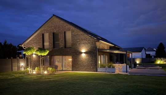 Bild von Exklusives Neubau-Architektenhaus mit Pool,EBK,Kamin,Photovoltaik und Doppelgarage in TOP Lage!