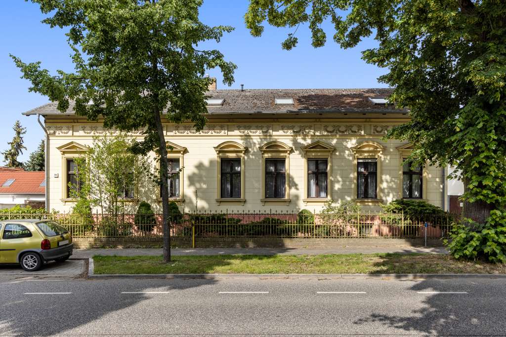 Immobilie in Nauen - Einzigartige Villa von 1871 im Herzen von Nauen – perfekt für Familien oder Wohnen & Arbeiten - Bild 0