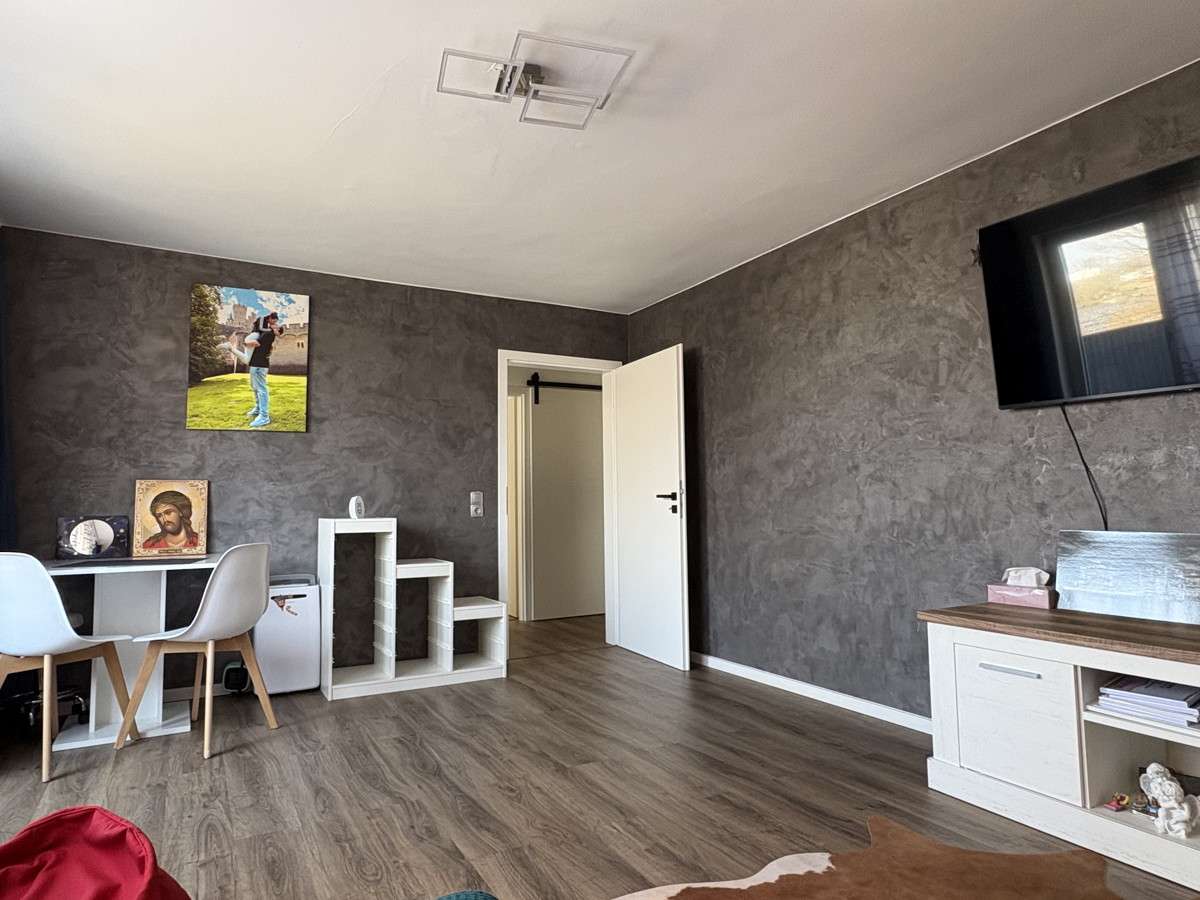 Immobilie in Bad Nenndorf - KARSTEN IMMOBILIEN ermöglicht Ihnen: Moderne DG-Wohnung mit großem Balkon und Top-Ausstattung - Bild 2