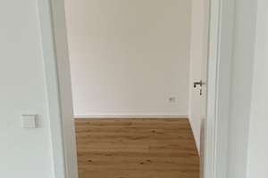 Helle 2 Zimmer mit Loggia im Neubau, Einbauküche, Parkett, Tagelichtbad mit Walk-In-Dusche, Aufzug – Hildesheimer Straße 452, 30519 Wülfel, Hannover – Vorschaubild 12