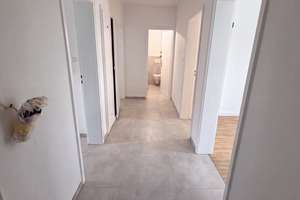 Exklusiver Erstbezug in Top-Lage: Sanierte 3-Zimmer-Wohnung mit Echtholz-Parkett & 2 Balkonen – Brahmsweg 33a, 70195 Botnang-Ost, Stuttgart – Vorschaubild 2