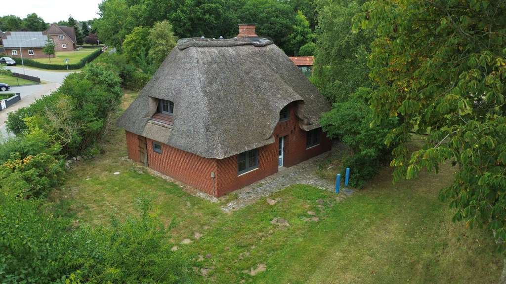 Immobilie in Almdorf - Seltenes Küstenobjekt nahe der Nordsee - Historisches Reetdachhaus zur individuellen Fertigstellung - Bild 1