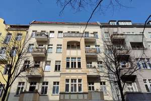 Berlin Friedrichshain: 3 - Zimmer - Altbauwohnung mit Balkon – Die vollständige Adresse der Immobilie erhältst du vom Anbieter., 10245 Friedrichshain, Berlin – Vorschaubild 1