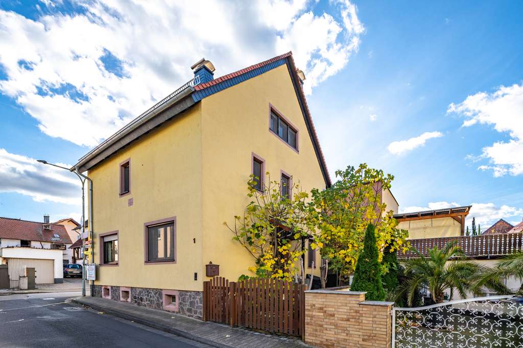 Immobilie in Schöneck - Schöneck-Oberdorfelden: Charmantes Einfamilienhaus mit flexibel gestaltbarer Laden- / Bürofläche - Bild 2