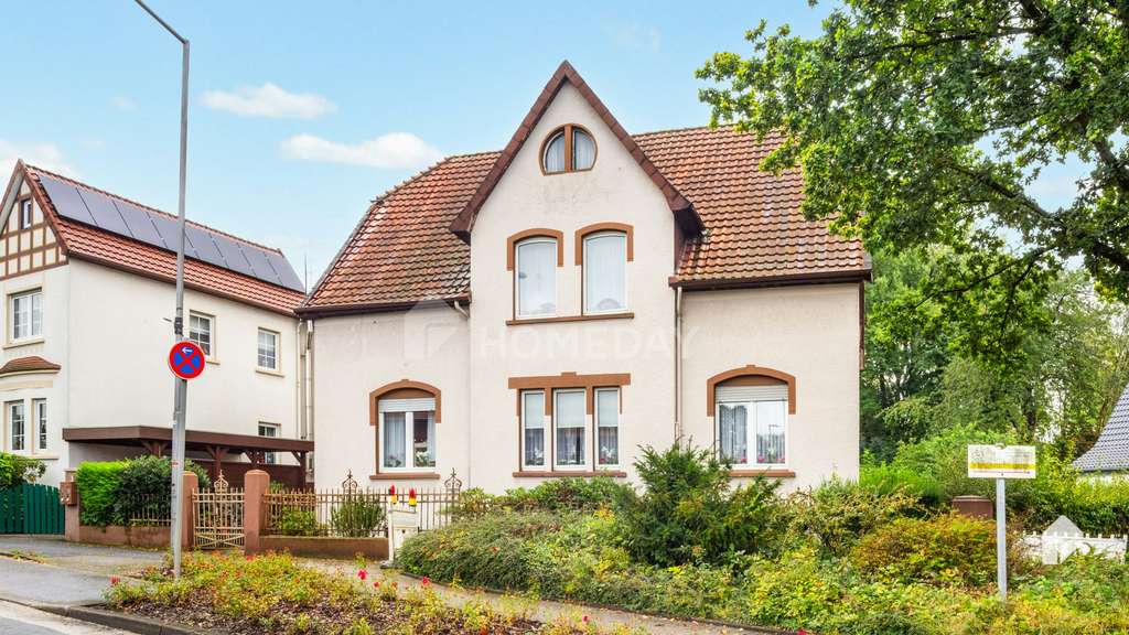 Zweifamilienhaus mit Gestaltungspotenzial, idyllischem Garten und Stellplätzen in begehrter Lage