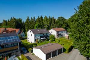Gepflegtes Zweifamilienhaus mit großem Garten, drei Garagen und vielseitigen Nutzungsmöglichkeiten – Die vollständige Adresse der Immobilie erhältst du vom Anbieter., 88316 Isny im Allgäu – Vorschaubild 2