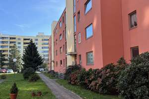 (WBS) Charmante 1-Zimmer-Wohnung mit großem Balkon, Fischgrätparkett und viel Gestaltungsspielraum – Skarbinastr. 59, 12309 Lichtenrade, Berlin – Vorschaubild 1
