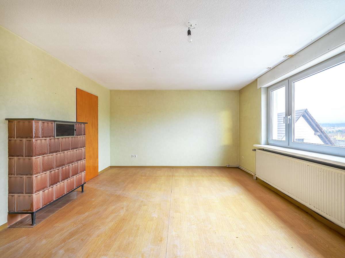 Immobilie in Marxzell - Sanierungsobjekt mit Potential: Zweifamilienhaus, großes Grundstück und viel Platz für Handwerk - Bild 1