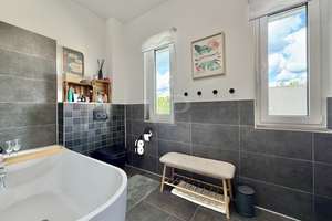 Modernes Familienhaus (2021)
186 m² | Pool | Heimkino | 3 Bäder
Nähe Adlershof & BER – Die vollständige Adresse der Immobilie erhältst du vom Anbieter., 12524 Altglienicke, Berlin – Vorschaubild 15