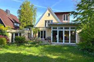 Einfamilienhaus mit Anbau in bester Volksdorfer Lage – Die vollständige Adresse der Immobilie erhältst du vom Anbieter., 22359 Volksdorf, Hamburg – Vorschaubild 1