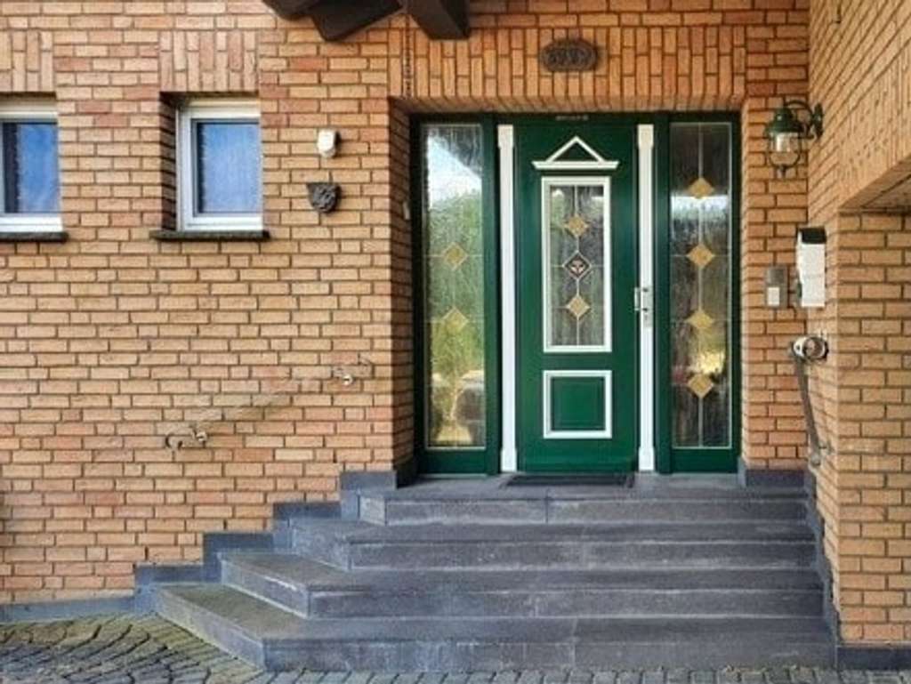 Immobilie in Luxem - Familienfreundliches Einfamilienhaus mit Einliegeroption, Garten und Garage - Bild 2