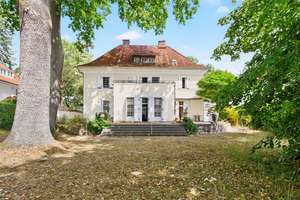 Charmante Villa im Landhausstil in Toplage von Berlin-Zehlendorf – wenige Schritte vom Mexikoplatz – Die vollständige Adresse der Immobilie erhältst du vom Anbieter., 14163 Zehlendorf, Berlin – Vorschaubild 2