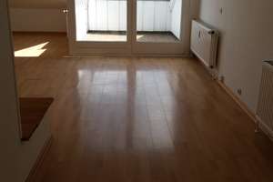 Geschmackvolle Wohnung mit drei Zimmern sowie Loggia und Einbauküche in Lübeck