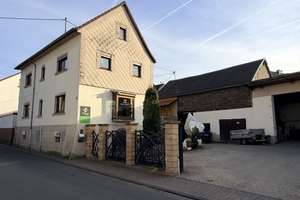 Platz ohne Kompromisse: Großzügiges Wohnhaus mit Scheune und Halle – Ihr Freiraum für Leben und Busi – Die vollständige Adresse der Immobilie erhältst du vom Anbieter., 56566 Neuwied – Vorschaubild 1