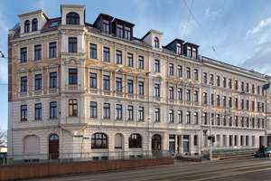 "Stilvoll modernisierte 4-Zimmer-Wohnung mit Balkon in historischem Altbau"