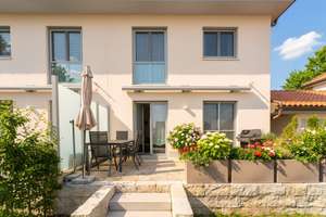 Moderne Neubau-Doppelhaushälfte in Obergriesbach mit Garten und viel Licht – Die vollständige Adresse der Immobilie erhältst du vom Anbieter., 86573 Obergriesbach – Vorschaubild 2