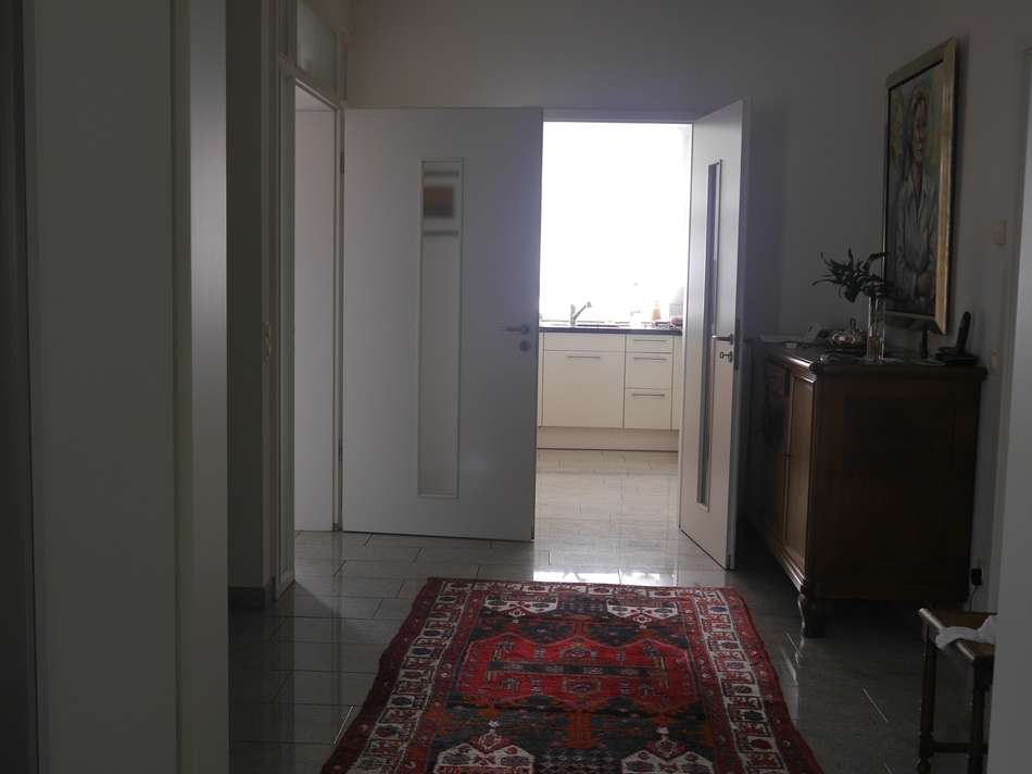 Blick in Flur und Küche