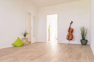 3-Raum-Wohnung mit Balkon und den Spielplatz direkt vor der Haustür – Augsburger Str. 52, 9126 Bernsdorf, Chemnitz – Vorschaubild 2