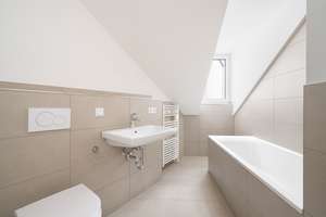 Exklusive 3‑Zi.-DG-Wohnung mit Stellplatz & Balkon in top sanierter Stadtvilla nahe City‑Galerie – Raunerstraße 23, 86153 Am Schäfflerbach, Augsburg – Vorschaubild 11