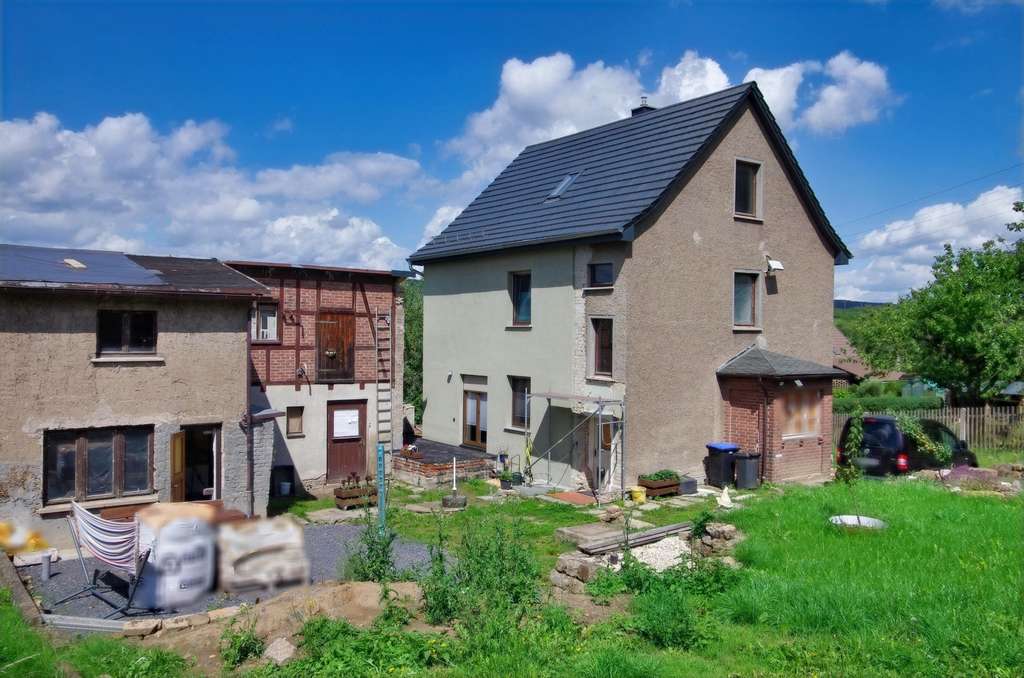 Immobilie in Saalfeld/Saale - Ihr Traumhaus in ruhiger, grüner Lage in Saalfeld – teilsaniert und bereit für Ihre persönliche - Bild 0