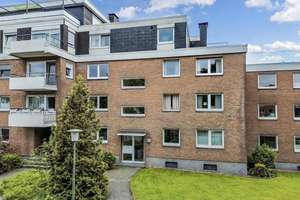 Gut geschnittene 2-Zimmer-Wohnung mit Loggia und Garage in gepflegtem Mehrfamilienhaus