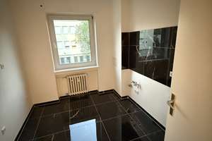 Zuhause mit drei Zimmern und Balkon in der Karlsruher Oststadt kern saniert